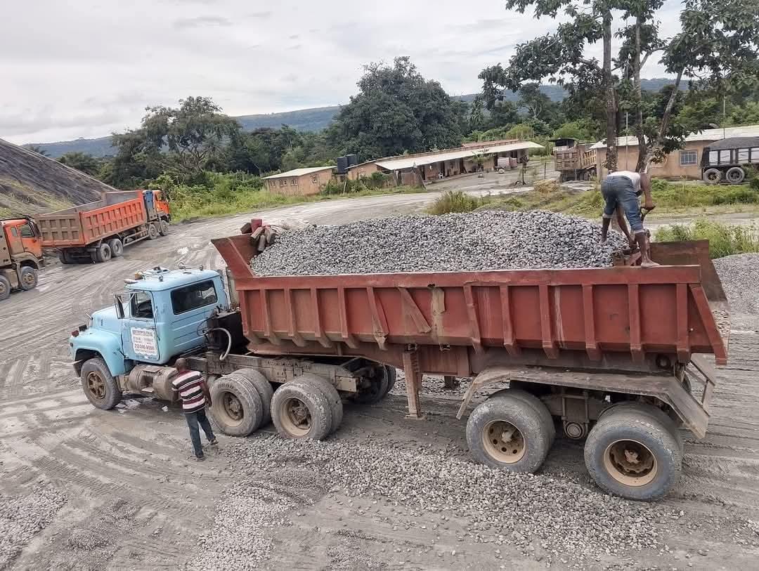 Heavy duty haulage truck